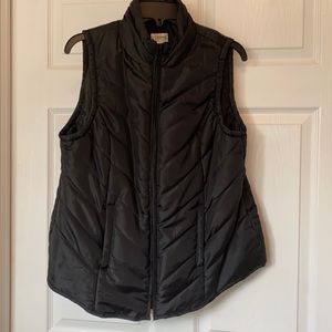 MOTHERHOOD MATERNITY size M black puffer vest.